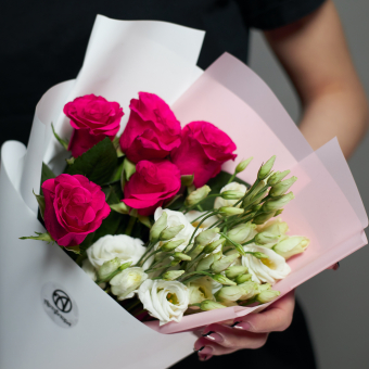 Букет из розовых роз 50 см (Кения) и лизиантуса - S в корейской упаковке
