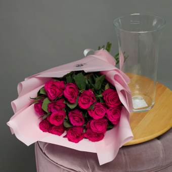 набор с букетом из 15 розовых роз 50 см (Кения) в корейской упакаковке  