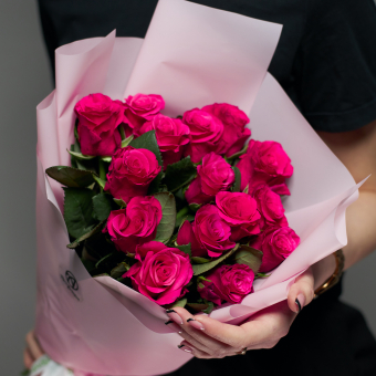 Букет из 15 розовых роз 50 см (Кения) в корейской упакаковке