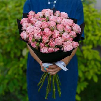 Букет из 15 пионовидных кустовых роз Мадам Бомбастик 50 см