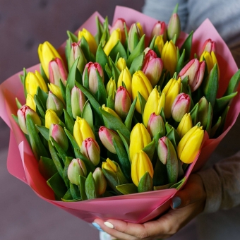 Букет из 51 розового и желтого тюльпана