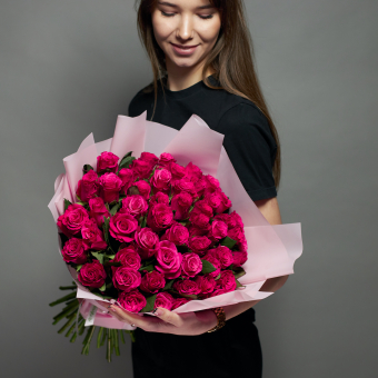 Букет из 51 розовой розы 50 см (Кения) в корейской упаковке