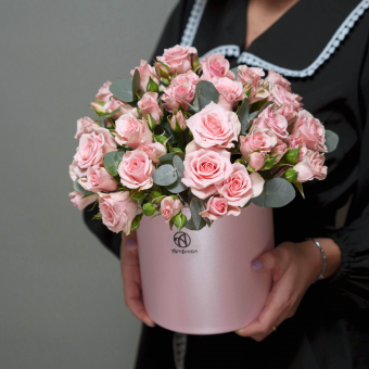 Шляпная коробка с розовой кустовой розой