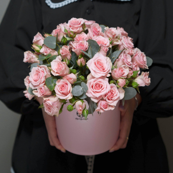 Шляпная коробка с розовой кустовой розой