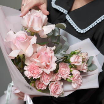 Букет из розовых роз Эквадор 50 см, кустовых роз с диантуса