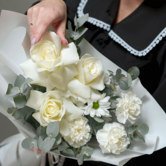 Букет из белых роз Эквадор 50 см, диантуса и хризантем Бакарди