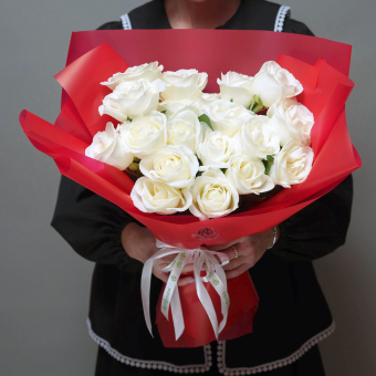 Букет-сердце из белых роз 50 см (Эквадор)