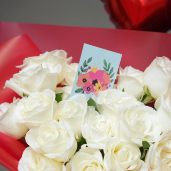 Набор с букетом-сердце из белых роз 50 см (Эквадор)