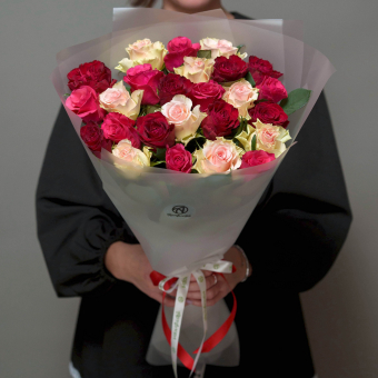 Букет из 25 роз нежный микс 50 см (Кения) в корейской матовой упаковке