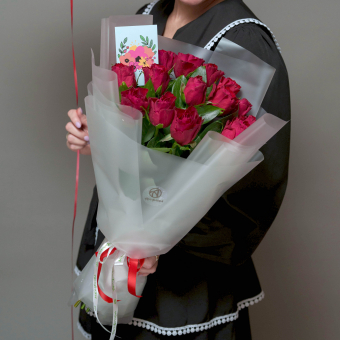 Набор размер M с букетом 15 красных роз Кения (50 см) в корейской матовой пленке