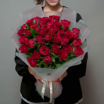 Букет из 35 красных роз 50 см (Кения) в корейской матовой упаковке