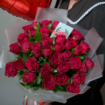 Набор размер L с букетом 35 красных роз Кения (50 см) в корейской матовой пленке