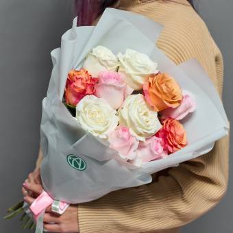 Букет из 11 роз нежный микс 40 см (Эквадор) в корейской упаковке