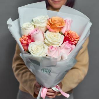 11 роз нежный микс 40 см (Эквадор) в корейской упаковке