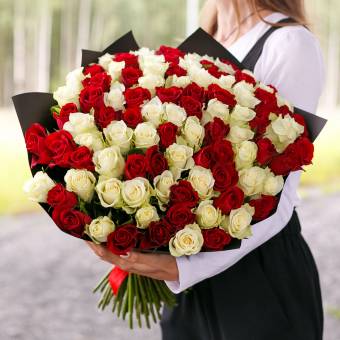 Букет из 101 красной и белой розы 50 см (Кения)