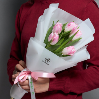 5 розовых тюльпанов в корейской упаковке
