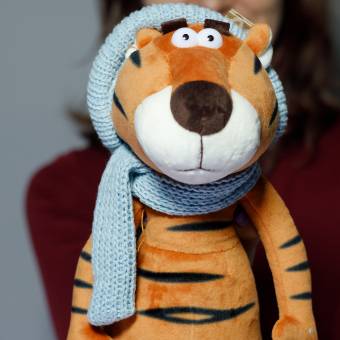 Игрушка мягкая "тигренок Гоша в вязаном шарфе и шапке" 25 см