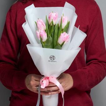 5 розовых тюльпанов в корейской упаковке