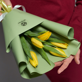 5 желтых тюльпанов в корейской упаковке