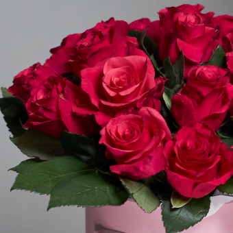 Букет в шляпной коробке из 15 розовых роз (Кения)