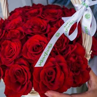 25 красных роз (Россия) в корзине