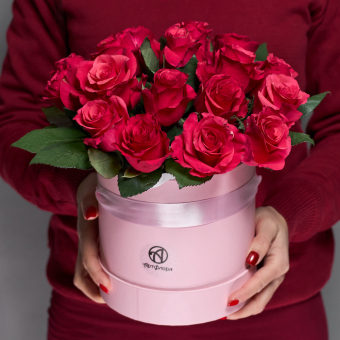 Букет в шляпной коробке из 15 розовых роз (Кения)