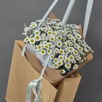 Крафт-сумочка с букетом из кустовой хризантемы Сантини