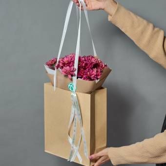 Крафт-сумочка с букетом из розовой кустовой хризантемы Бакарди