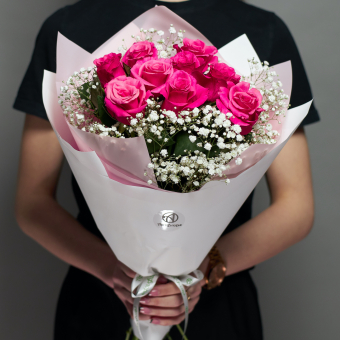 Букет из розовых роз 50 см (Кения) и гипсофилы - M в корейской упаковке