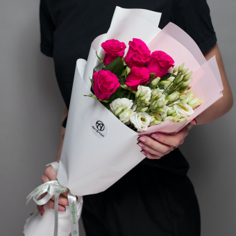 Букет из розовых роз 50 см (Кения) и лизиантуса - S в корейской упаковке
