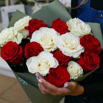 Букет из 15 красных и белых роз 70 см (Эквадор)