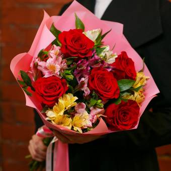 Букет из красных эквадорских роз и альстромерии микс - S