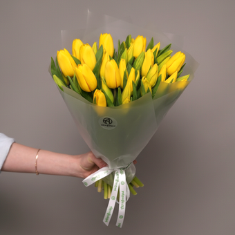 Букет из 35 желтых тюльпанов (Голландия) в корейской матовой упаковке