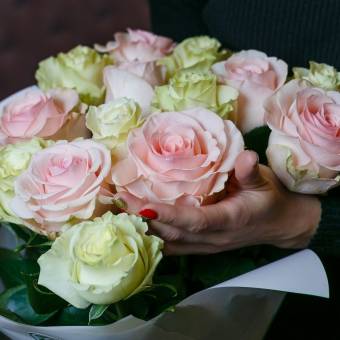Букет из 15 белых и розовых роз 70 см (Эквадор)