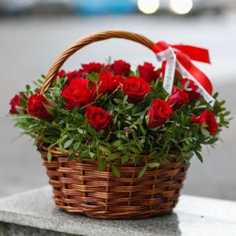 25 красных роз Кения с зеленью в корзине