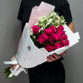 Букет из розовых роз 50 см (Кения) и лизиантуса - L в корейской упаковке