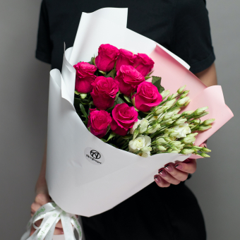 Букет из розовых роз 50 см (Кения) и лизиантуса - М в корейской упаковке