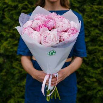 Букет из 15 розовых пионов (Голландия)