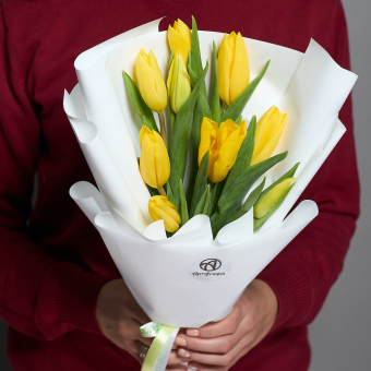 9 желтых тюльпанов в корейской упаковке