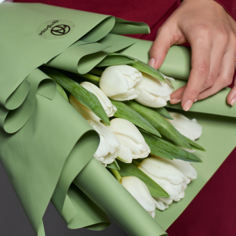 9 белых тюльпанов в корейской упаковке