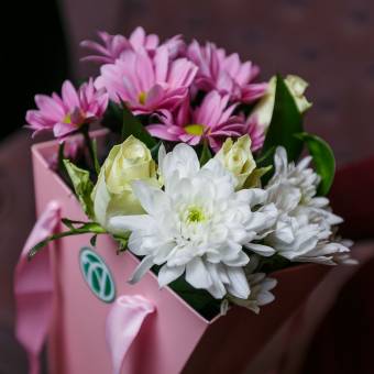 Цветочная сумочка с кенийскими белыми розами и хризантемой - S