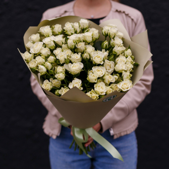Букет из 25 белых кустовых роз 50 см (Кения)