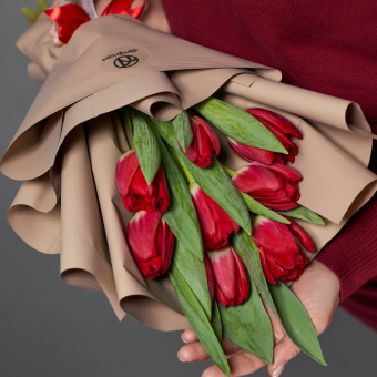 9 красных тюльпанов в корейской упаковке