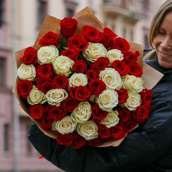 Букет из 51 красной и белой розы 50 см (Эквадор)
