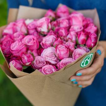 Букет из 15 пионовидных кустовых роз Леди Бомбастик 50 см