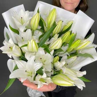 Букет из 7 белых лилий ориенталь (60 см)