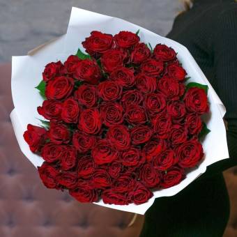 Букет из красных роз Кения L в упаковке
