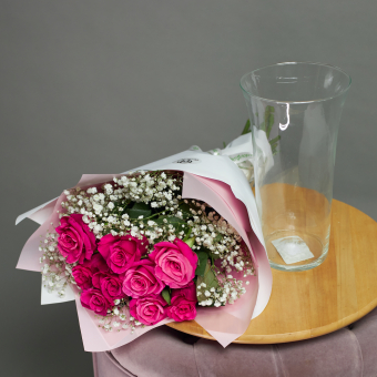 Набор с букетом из розовых роз Кения и гипсофилы S
