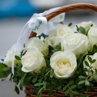 25 белых роз Кения с зеленью в корзине