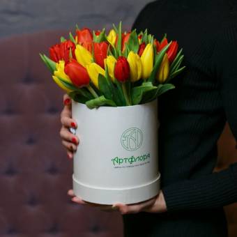 35 тюльпанов яркий микс в шляпной коробке small
